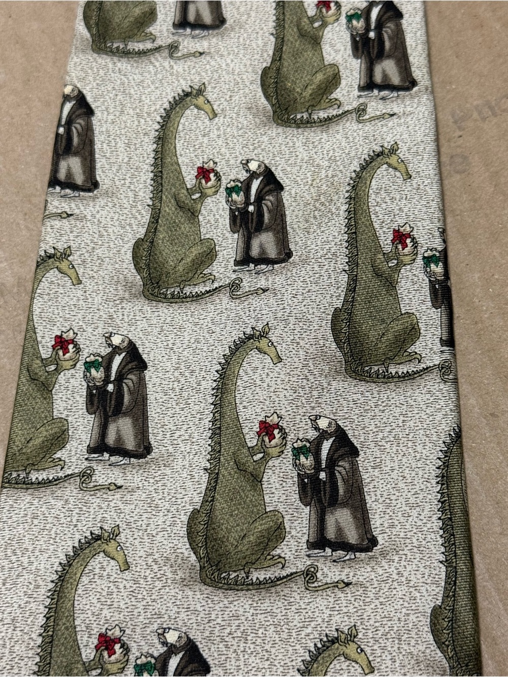 Rare: Edward Gorey - Dragon and Man Exchange Gifts Men’s Neck Tie 100% Silk - Picture 4 of 5